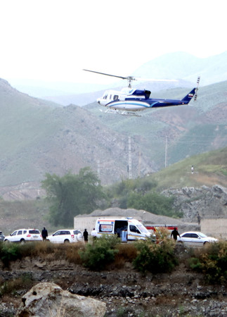 イランのライシ大統領が搭乗していたヘリコプター＝１９日、イラン・アゼルバイジャン国境付近（国営イラン通信が提供）（ＥＰＡ時事）