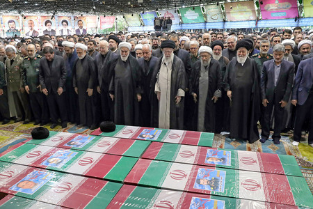 ２２日、テヘランで葬儀に参列するイランの最高指導者ハメネイ師（前列右から４人目）ら（最高指導者事務所提供）（ＡＦＰ時事）