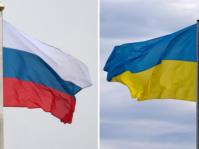 ウクライナ（写真右）とロシアの国旗（いずれもＡＦＰ時事）