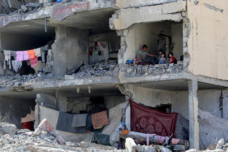 ２２日、イスラエル軍の空爆を受け損壊したパレスチナ自治区ガザ最南部ラファの家屋（ＡＦＰ時事）