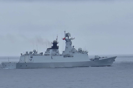 ２３日、台湾北部の離島沖で撮影された中国軍の艦艇（台湾海巡署提供）（ＡＦＰ時事）