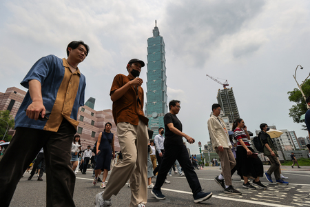台湾の超高層ビル「台北１０１」近くの通りを歩く人たち＝４月３０日、台北（ＥＰＡ時事）