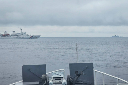 台湾北部沖で確認された中国軍艦艇（右奥）＝２３日、台湾沿岸警備当局提供（ＡＦＰ時事）