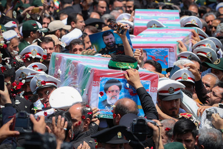 ２３日、イラン北東部マシャドで、ライシ大統領のひつぎを運ぶ人々（大統領府提供）（ＥＰＡ時事）
