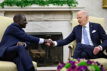 ２３日、ワシントンで会談したケニアのルト大統領（左）とバイデン米大統領（ＡＦＰ時事）