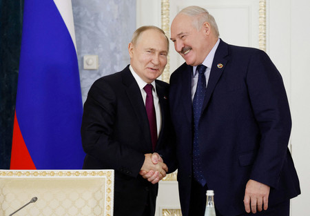 ロシアのプーチン大統領（左）とベラルーシのルカシェンコ大統領＝１月２９日、ロシア北西部サンクトペテルブルク（ＡＦＰ時事）
