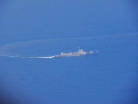 ２３日、台湾沖を航行する中国軍艦艇（台湾国防部提供）（ロイター時事）