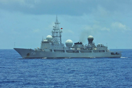 ２４日、台湾東部沖の緑島周辺を航行する中国軍の艦艇（台湾海巡署提供）（ＡＦＰ時事）