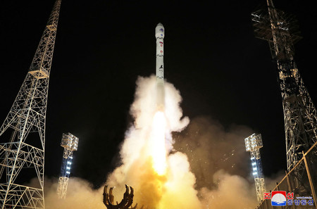 北朝鮮が東倉里の「西海衛星発射場」から打ち上げた軍事偵察衛星「万里鏡１号」＝２０２３年１１月（朝鮮中央通提供）（ＡＦＰ時事）