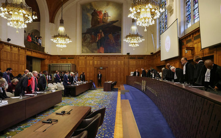 ２４日、オランダ・ハーグの国際司法裁判所（ＩＣＪ）の審理に臨む判事ら（ロイター時事）