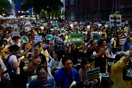 ２４日、台北の台湾立法院周辺で開かれた抗議集会の参加者（ＥＰＡ時事）