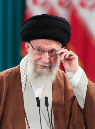 イランの最高指導者ハメネイ師＝１０日、テヘラン（ＡＦＰ時事）