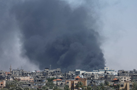２４日、イスラエル軍の空爆を受け、黒煙が立ち上るパレスチナ自治区ガザ最南部ラファ（ロイター時事）