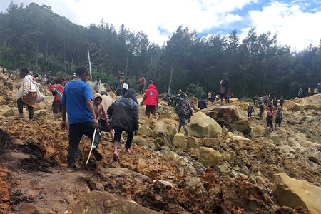 ２５日、パプアニューギニアの地滑り現場に到着した救助隊（国際移住機関＝ＩＯＭ＝提供）（ＡＦＰ時事）