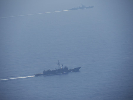 台湾沖を航行する中国海軍のミサイル駆逐艦（台湾国防部が２４日提供）（ＥＰＡ時事）