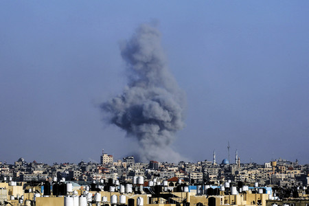 ２５日、パレスチナ自治区ガザ最南部ラファで、イスラエル軍の攻撃後に立ち上る煙（ＡＦＰ時事）