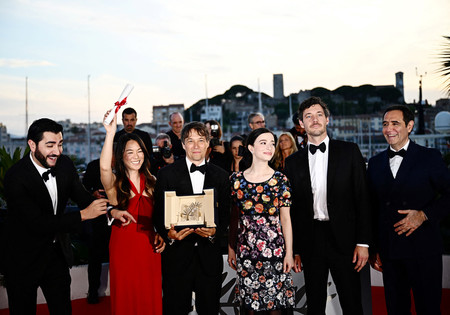 第７７回カンヌ国際映画祭の最高賞パルムドールを受賞した米映画「アノーラ」のショーン・ベイカー監督（左から３人目）ら＝２５日、フランス・カンヌ（ＡＦＰ時事）