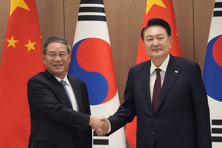 ２６日、ソウルで会談した中国の李強首相（左）と韓国の尹錫悦大統領（ＡＦＰ時事）