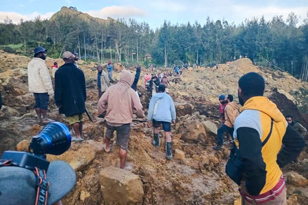 パプアニューギニアの地滑り現場に集まる人々＝２４日、エンガ州（ＡＦＰ時事）