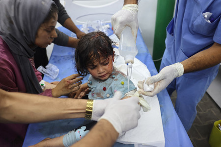 ２６日、パレスチナ自治区ガザ最南部ラファの病院で治療を受ける女児（ＡＦＰ時事）