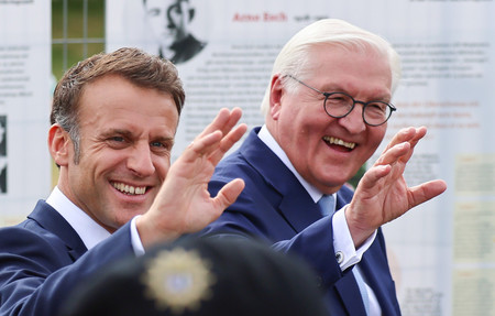 ２６日、ベルリンで、手を振るフランスのマクロン大統領（左）とドイツのシュタインマイヤー大統領（ＥＰＡ時事）