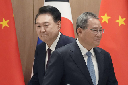 ２６日、ソウルで会談した韓国の尹錫悦大統領（左）と中国の李強首相（ＥＰＡ時事）
