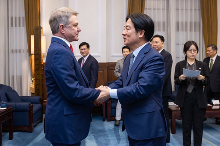 ２７日、台北でマコール米下院外交委員長（左）と会談した頼清徳総統（総統府提供・ＡＦＰ時事）
