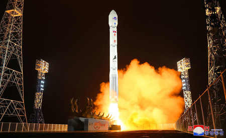 北朝鮮の軍事偵察衛星「万里鏡１号」を搭載したロケット「千里馬１型」の打ち上げ＝２０２３年１１月、北西部・東倉里の西海衛星発射場（朝鮮通信・時事）