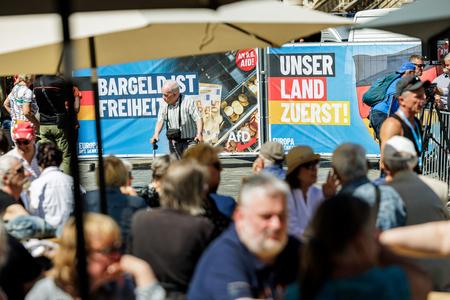 欧州議会選挙に向けた集会に参加する極右政党「ドイツのための選択肢（ＡｆＤ）」の支持者ら＝１日、ドレスデン（ＡＦＰ時事）
