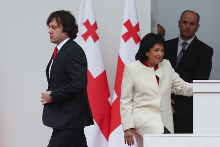 ジョージアのズラビシビリ大統領（右）とコバヒゼ首相＝２６日、トビリシ（ＡＦＰ時事）