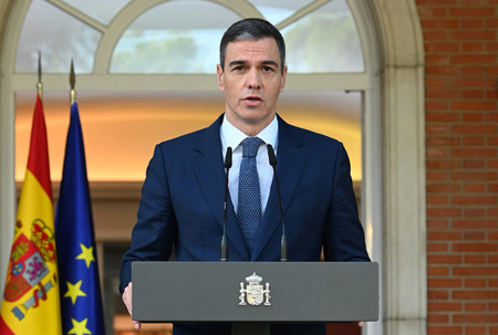 ２８日、マドリードで、パレスチナの国家承認に関し演説するスペインのサンチェス首相（首相官邸提供）（ＡＦＰ時事）