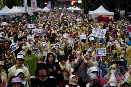 ２８日、台湾・台北の立法院（国会）周辺で、立法院改革関連法案可決に抗議する人々（ＥＰＡ時事）