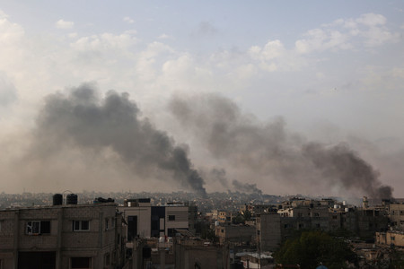 ２８日、パレスチナ自治区ガザ最南部ラファから立ち上る煙（ＡＦＰ時事）