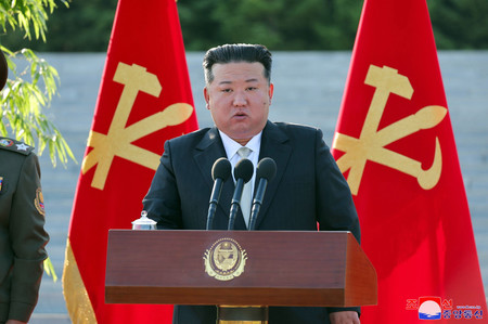 ２８日、平壌の国防科学院で演説する金正恩朝鮮労働党総書記（朝鮮通信・時事）