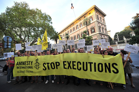 死刑制度の廃止を求める横断幕を持つ活動家＝２０１１年９月、ローマ（ＡＦＰ時事）