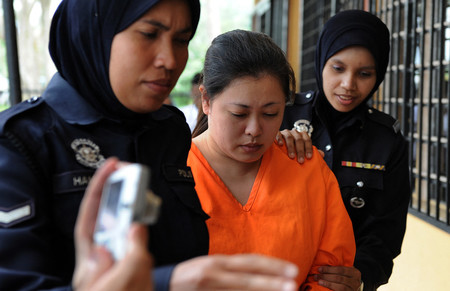 マレーシアで収監されている竹内真理子受刑者（中央）＝２０１０年１月、クアラルンプール郊外（ＡＦＰ時事）