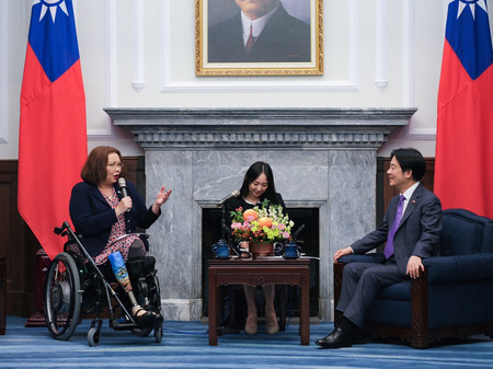 ２９日、台北でタミー・ダックワース米上院議員（左）と会談する台湾の頼清徳総統（総督府提供・ＡＦＰ時事）