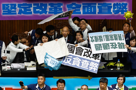 ２８日、法案審議で混乱する台湾立法院（国会）＝台北（ＥＰＡ時事）