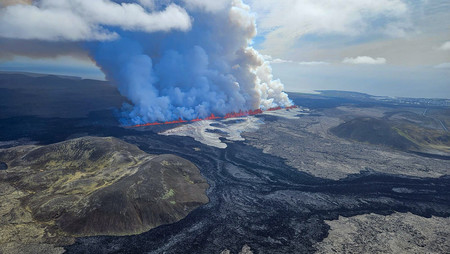 アイスランド南西部レイキャネス半島の火山から立ち上る噴煙＝同国沿岸警備隊が２９日提供（ＡＦＰ時事）