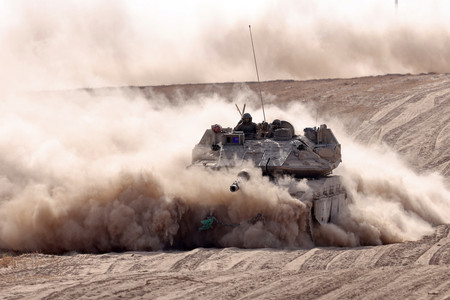 ２９日、イスラエル南部のパレスチナ自治区ガザとの境界付近で作戦に当たるイスラエル軍戦車（ＡＦＰ時事）