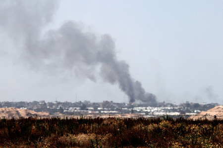 ２９日、パレスチナ自治区ガザから上がる煙（ＡＦＰ時事）