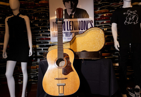 競売にかけられたジョン・レノンの１２弦アコースティックギター＝２１日、米ニューヨーク（ロイター時事）