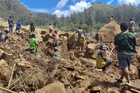 ２９日、パプアニューギニア・エンガ州の地滑り現場で、捜索活動を続ける人々（地元商工会議所会頭提供）（ＡＦＰ時事）