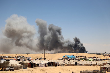 ３０日、パレスチナ自治区ガザ最南部ラファの仮設キャンプ近くで上がる煙（ＡＦＰ時事）