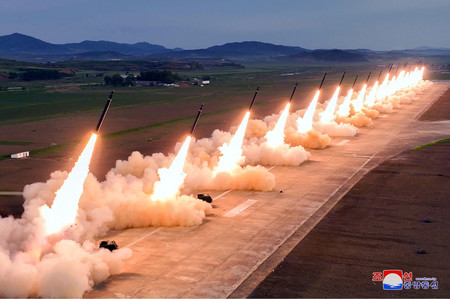 北朝鮮で発射された「超大型放射砲」＝撮影日・場所不明（朝鮮中央通信が３１日配信）（朝鮮通信・時事）