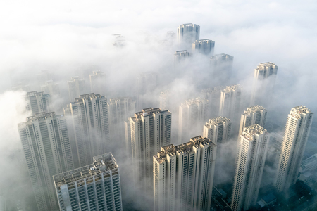 林立するマンションを覆う霧＝２０２３年１１月、中国湖北省武漢（ＡＦＰ時事）