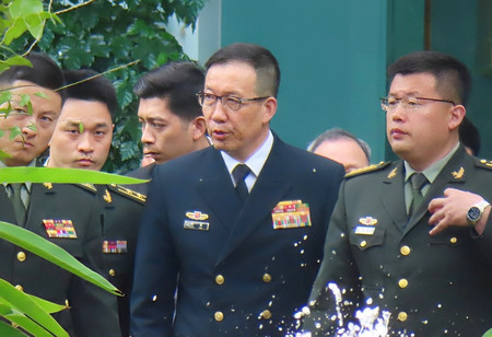 ３１日、シンガポールでオースティン米国防長官との会談に臨む中国の董軍国防相（中央）