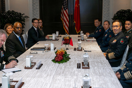 ３１日、シンガポールで会談したオースティン米国防長官（左手前から２人目）と中国の董軍国防相（右から２人目）（ロイター時事）