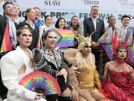 ＬＧＢＴＱなど性的少数者の権利拡充を訴えるイベントに参加するタイのセター首相（後列右から３人目）＝５月３１日、バンコク