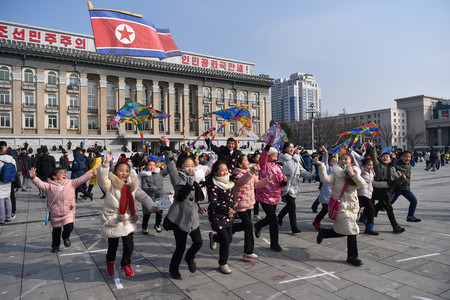 北朝鮮・平壌の金日成広場で遊ぶ子ども＝２月１０日（ＡＦＰ時事）